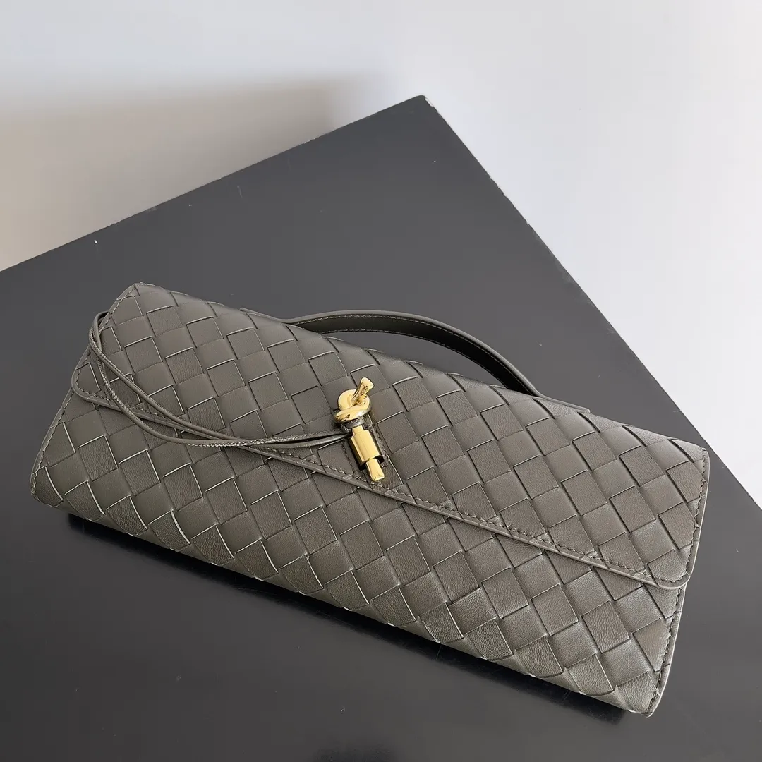 The batch of 1360 BV Andiamo evening handbags has been heavily planted again~ The designer aesthetics in the era of economic downturn are back. I fall in love with it at first sight and can't put it down. It's so beautiful and full of aura. The shape and texture are very competitive. It's light in weight and has sufficient capacity. It's a must-have for fashionistas. It's suitable for many occasions, minimalist, high-end and light luxury. Model No.: 741511 Size: 31*13*3cm